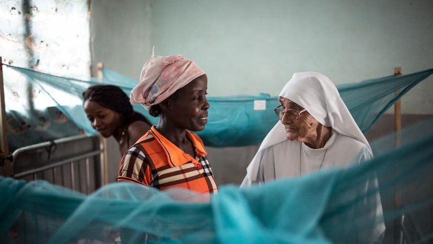 La religieuse italienne Maria Concetta, 81 ans, parle avec des mères dans l'hôpital de Zongo, en RDC  le 21 juin 2015
