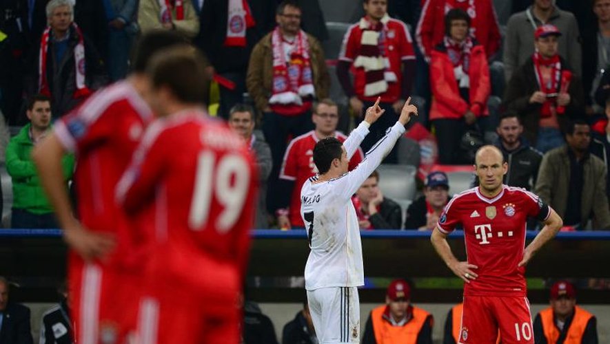 Les joueurs du Bayern assistent, groggy, au triomphe de la star du Real madrid Cristiano Ronaldo (C) en demi-finale de Ligue des champions à l'Allianz Arena, le 29 avril 2014