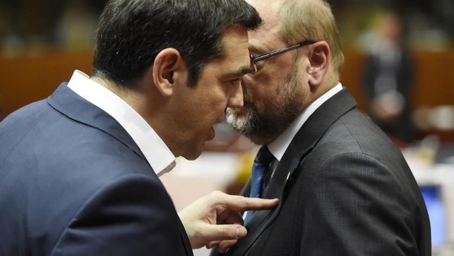 Le Premier ministre grec, Alexis Tsipras (g), discute avec le président du Parlement européen, Martin Schulz