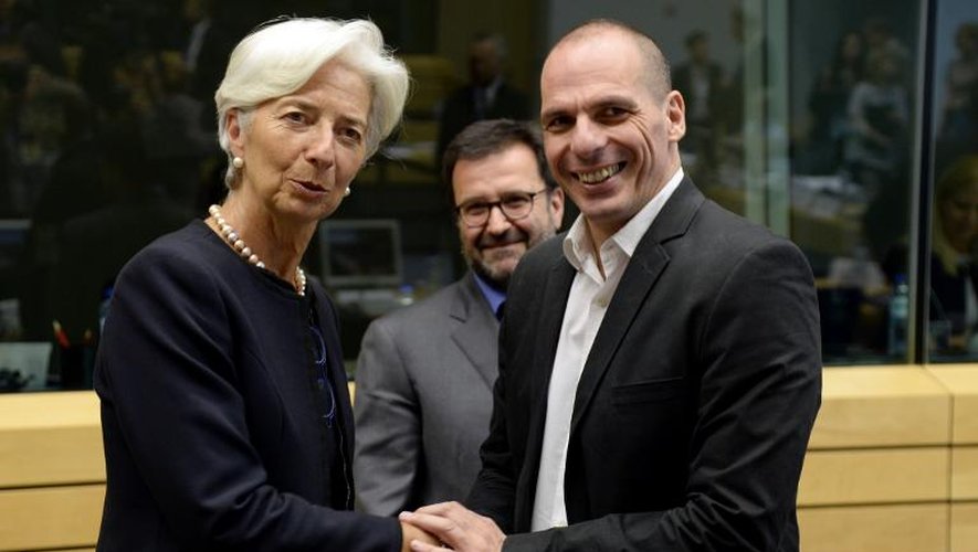 Le ministre des Finances grec Yanis Varoufakis (d) sert la main de la directrice générale du FMI, Christine Lagarde (g)avant l'Eurogroupe à Bruxelles