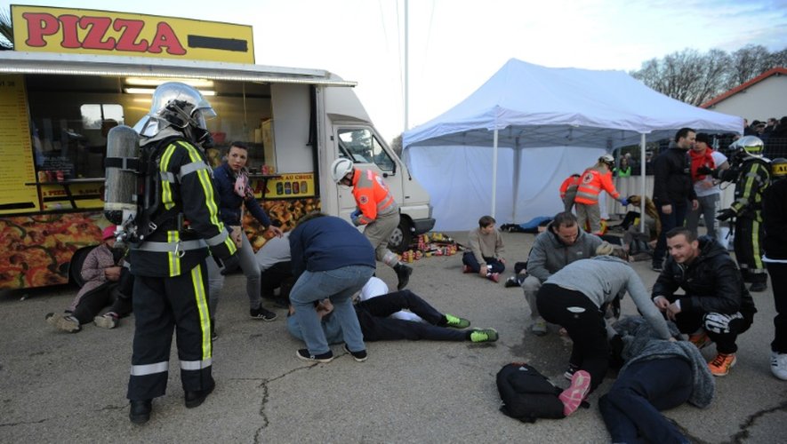 Les services de secours à l'oeuvre lors d'une simulation d'attaque terroriste dans une fans-zone de l'Euro de football à Nîmes, le 17 mars 2017