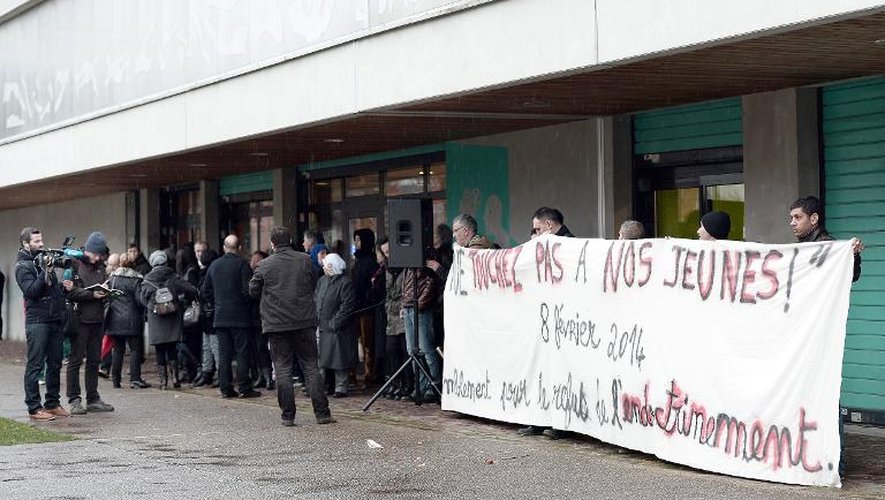 Des habitants d'un quartier de Strasbourg manifestent contre l'endoctrinement d'adolescents pour le jihad en Syrie, le 8 février 2014