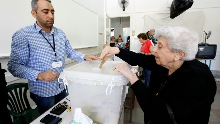 Une femme vote pour les municipales dans un bureau de Beyrouth, le 8 mai 2016