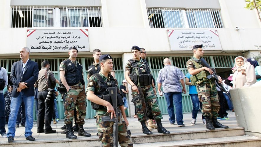 Des soldats libanais montent la garde devant un bureau de vote aux élections municipales, le 8 mai 2016 à Beyrouth