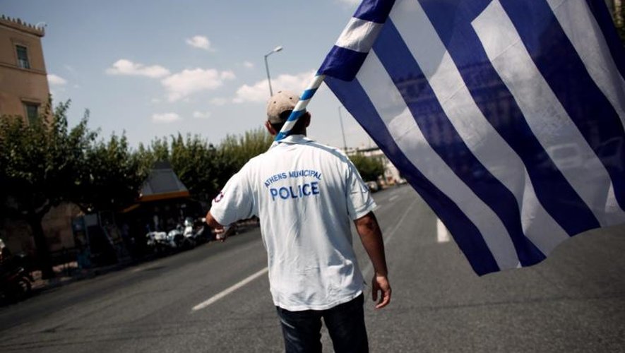 Un policier manifeste devant le Parlement, le 15 juillet 2013 à Athènes