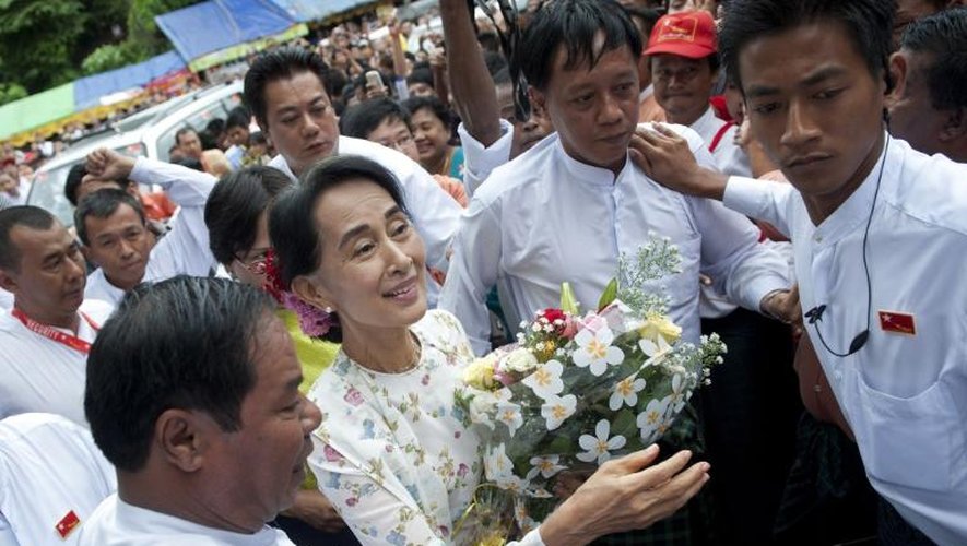 L'opposante birmane Aung San Suu Kyi fête ses 68 ans au siège de son parti, la Ligue nationale pour la démocratie, le 19 juin 2013