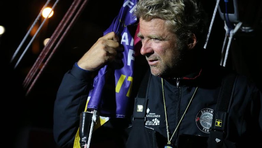 Le skipper français Yann Eliès, à son arrivée à Dieppe, ultime destination de la 46e Solitaire du Figaro, le 24 juin 2015