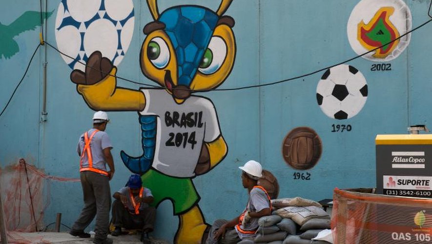 Un immense graffiti représentant la mascotte de la Coupe du monde, près de la station de métro de Maracana à Rio de Janeiro, le 8 avril 2014
