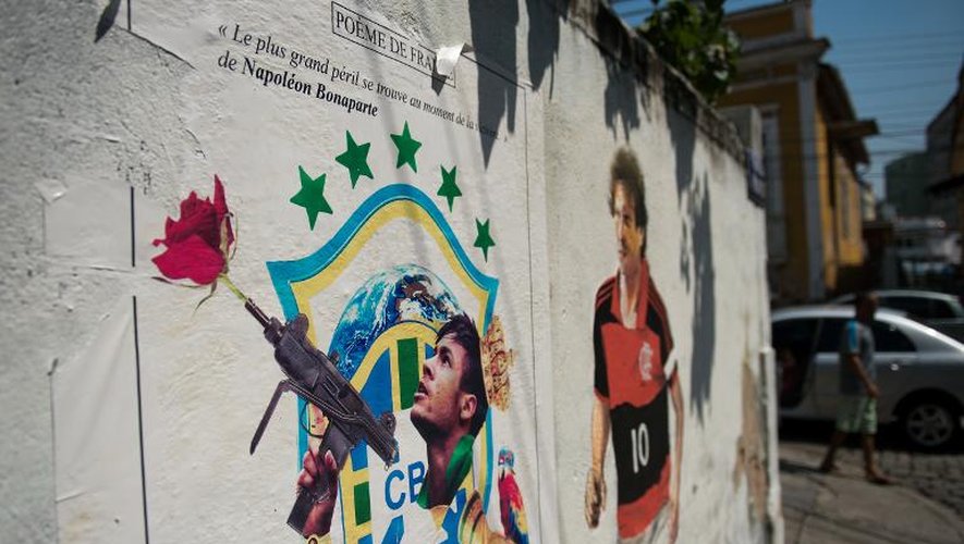 Un mur couvert de graffiti représentant la star brésilienne Neymar da Silva Junior tirant à l'arme à feu, à Rio de Janeiro, le 8 avril 2014