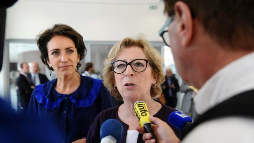 La ministre de l'Enseignement supérieur, Geneviève Fioraso (centre), le 15 juillet 2013 à Paris