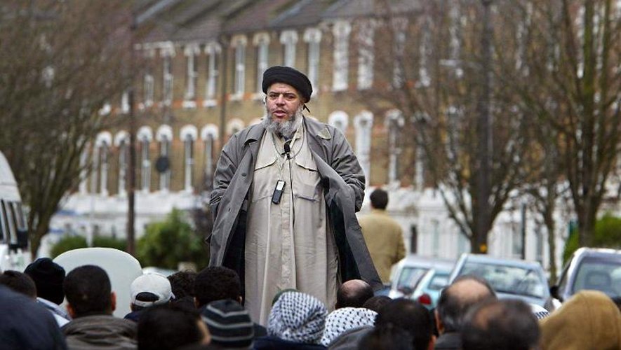 L'imam Abou Hamza prêche lors de la prière du vendredi près de la mosquée de Finsbury Park  au nord de Londres le 26 mars 2004
