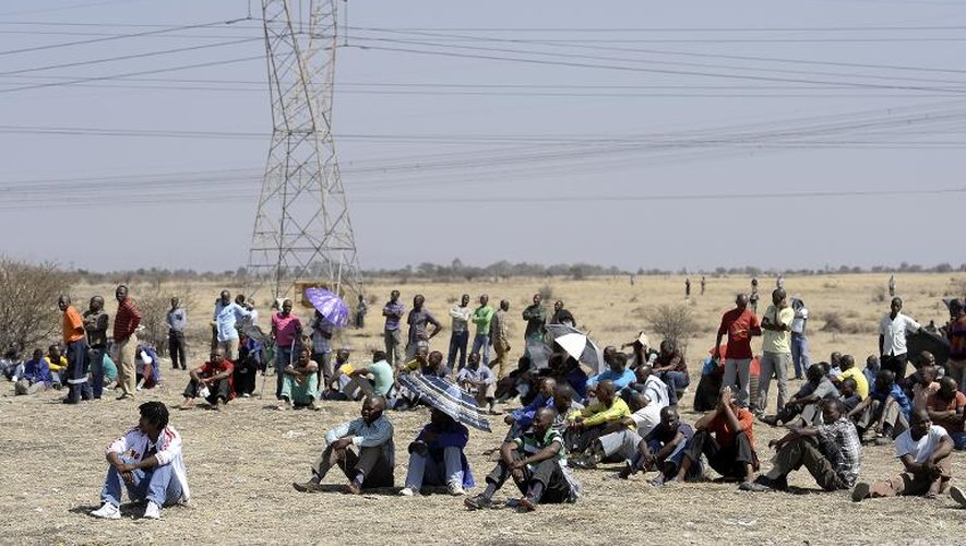 Des mineurs grévistes rassemblés le 21 août 2012, cinq jours après la fusillade meurtrière qui avait fait 34 morts à Marikana, en Afrique du Sud