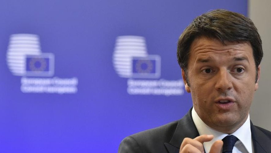 Le Premier ministre italien Matteo Renzi répond aux questions pendant un sommet européen à Bruxelles le 26 juin 2015