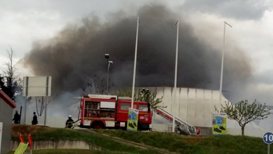 Un violent incendie ravage le centre commercial Leclerc de Capdenac