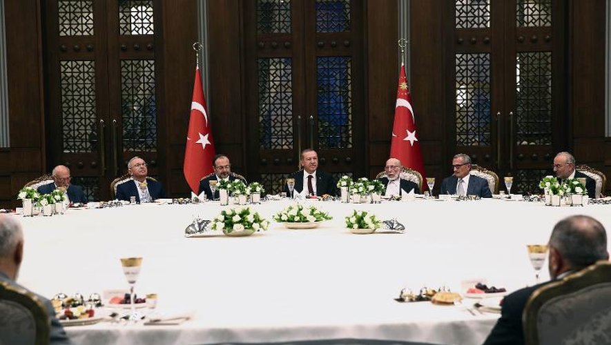 Recep Tayyip Erdogan rompt le jeûne du ramadan avec des dignitaires religieux, le 25 juin 2015 dans son palais présidentiel à Ankara
