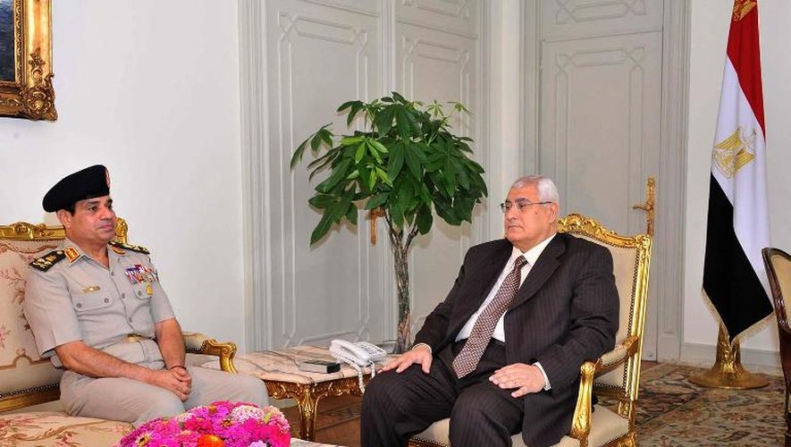 Le président égyptien par interim Adly Mansour (d) et le ministre de la Défense Abdel Fattah al-Sissi(g)le 6 juillet 2013 au Caire