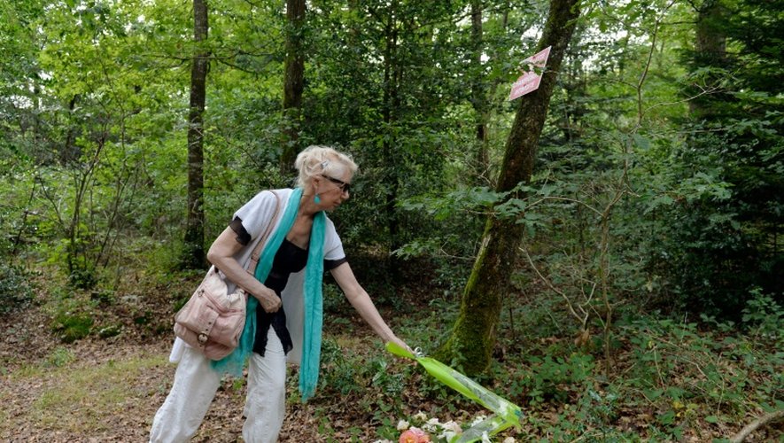 Lucette Rosty dépose des fleurs le 6 août 2014 vers Monterfil en Bretagne en souvenir de sa tante Marie, de Germaine Guillard et de Suzanne Lesourd, pendues à la Libération en août 1944, accusées d'avoir collaboré avec les Allemands pendant la guerre