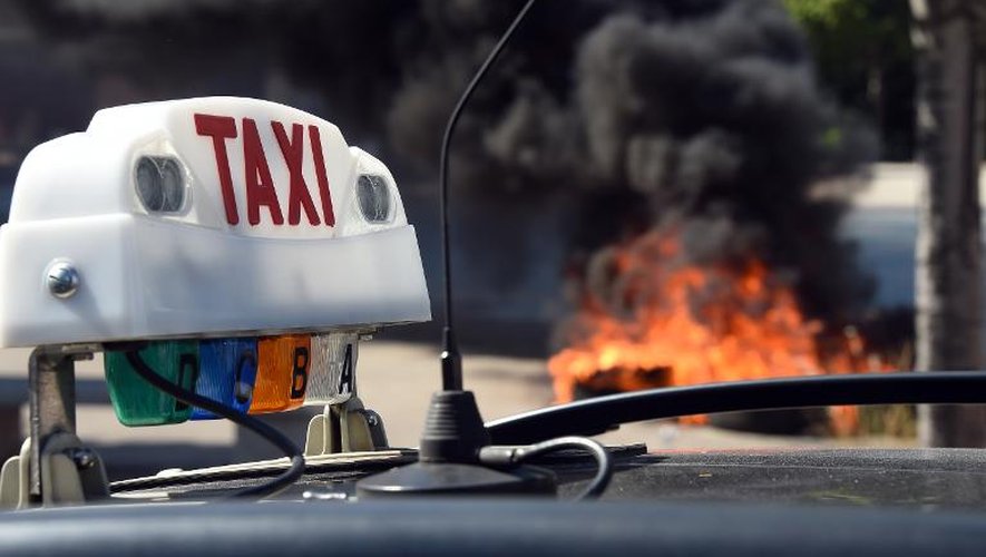 Un pneu en feu lors de la manifestation de taxis le 25 juin 2015 à Marseille