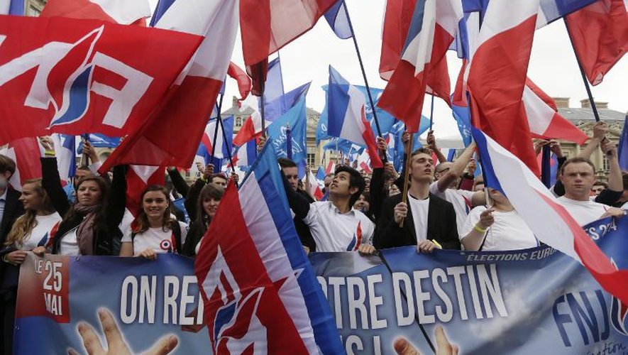 Les partisans du Front National défilent le 1er mai 2014 à Paris