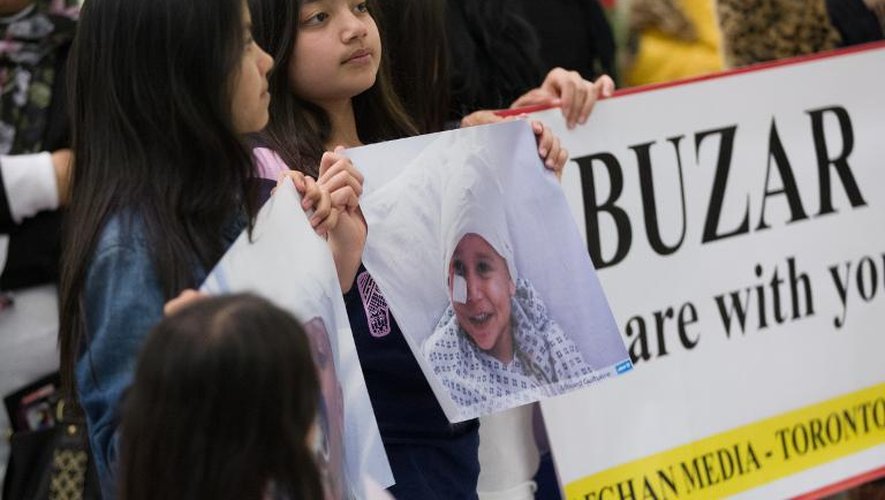 Des banderoles déployées par la famille d'Abouzar le 30 avril 20144 à l'aéroport de Toronto