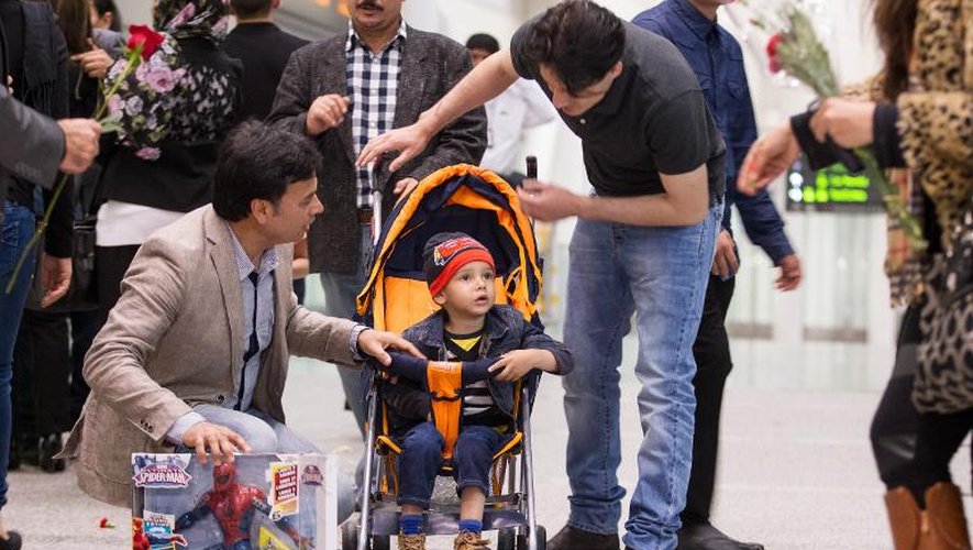 Abouzar Ahmad et son oncle Bashir Mirzad (D) à leur arrivée le 30 avril 2014 à l'aéroport de Toronto