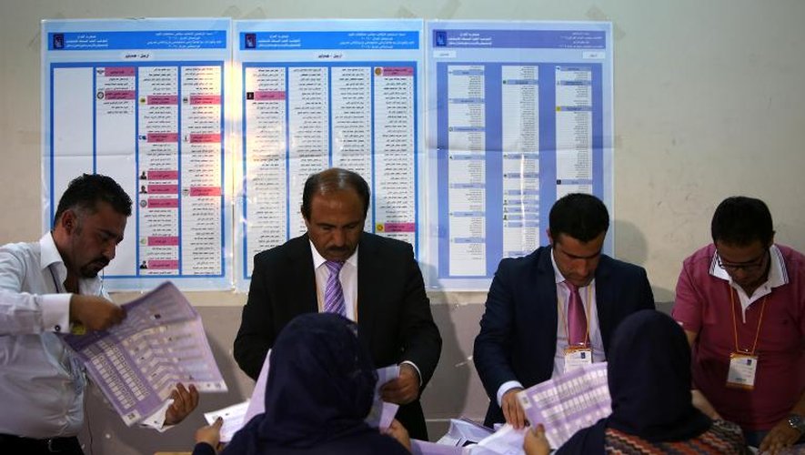 Le décompte des voix pour les premières élections législatives depuis le retrait des troupes américaines, à Arbil, en Irak, le 30 avril 2014