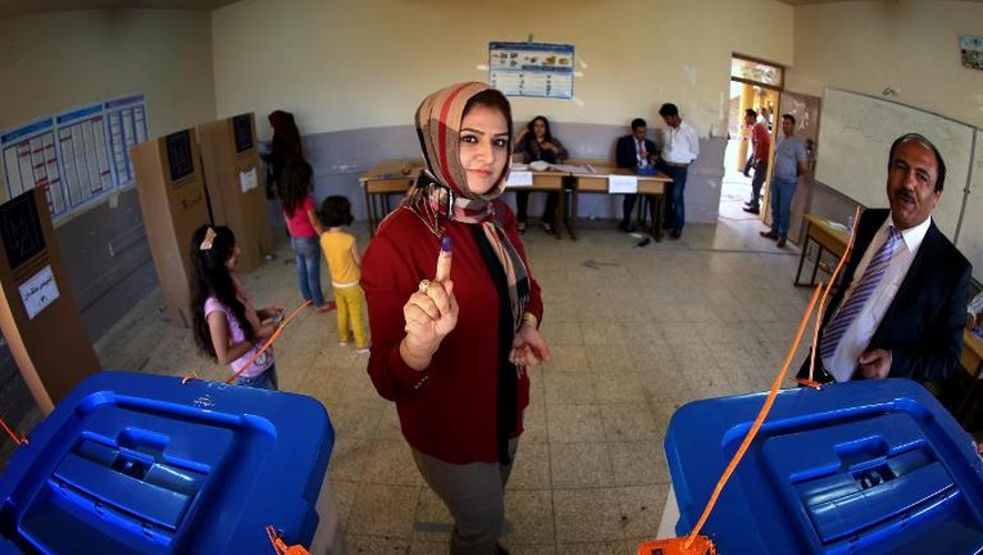 Une Irakienne vote pour les premières élections législatives depuis le retrait des troupes américaines, à Arbil, en Irak, le 30 avril 2014