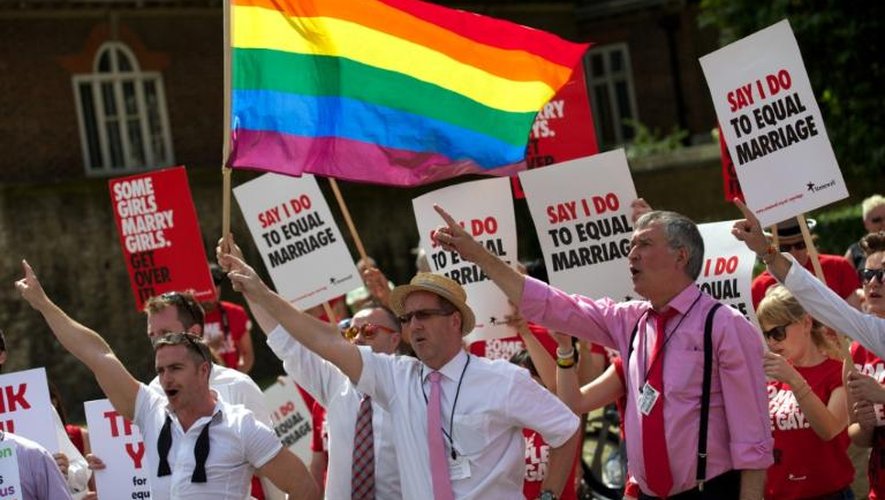 Des partisans du mariage homosexuel manifestent devant le Parlement britannique le 15 juillet 2013
