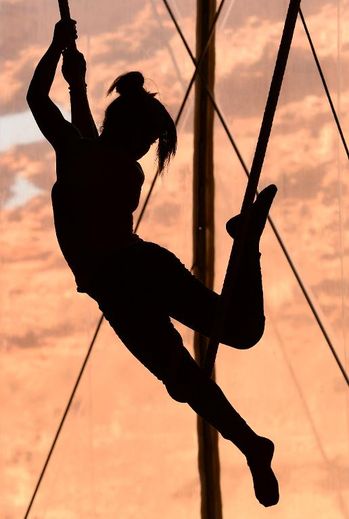 Une jeune Marocaine du cirque Shems'y s'entraîne  à Salé au Maroc, le 15 avril 2014