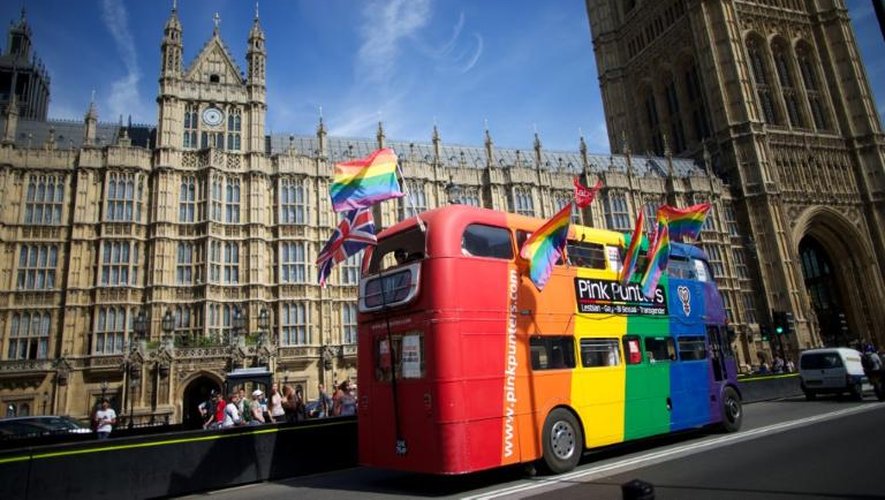 Un bus décoré aux couleurs des partisans du mariage homosexuel passe devant le Parlement britannique, à Londres, le 15 juillet 2013