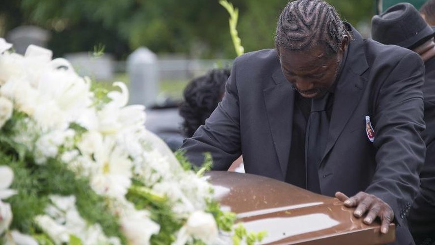 Gary L. Washington, le fils d'Ethel Lance, en prière devant le cercueil de sa mère le 25 juin 2015 à Charleston