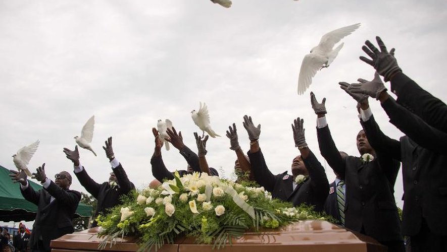 Lâcher de colombes au dessus du cercueil d'Ethel Lancel lors de ses obsèques le 25 juin 2015 à Charleston