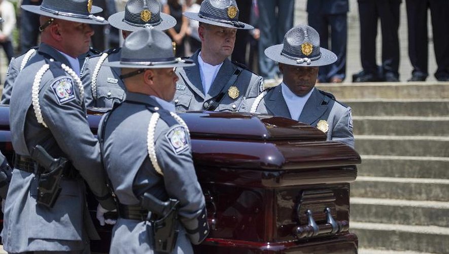 Le cercueil du pasteur Clementa Pinckney transporté le 24 juin au parlement de Columbia