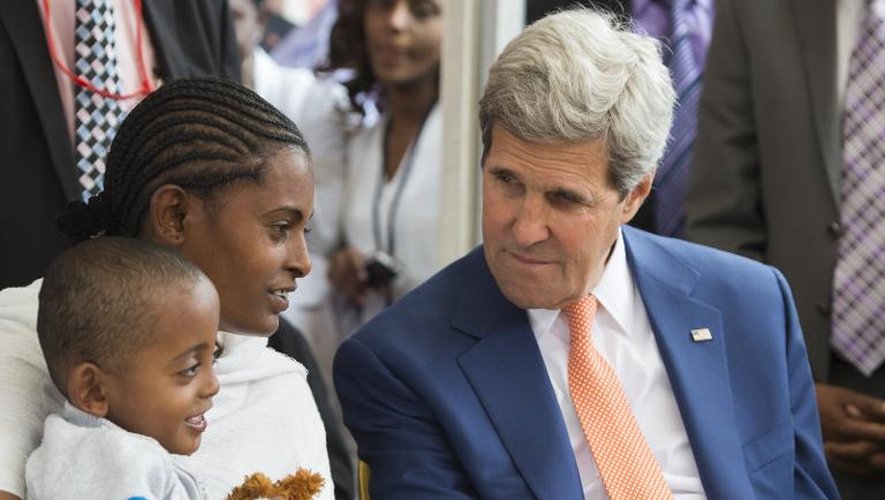 Le secrétaire d'Etat américain John Kerry à l'hôpital Gandhi à Addis Ababa, le 1er mai 2014, lors de sa tournée africaine