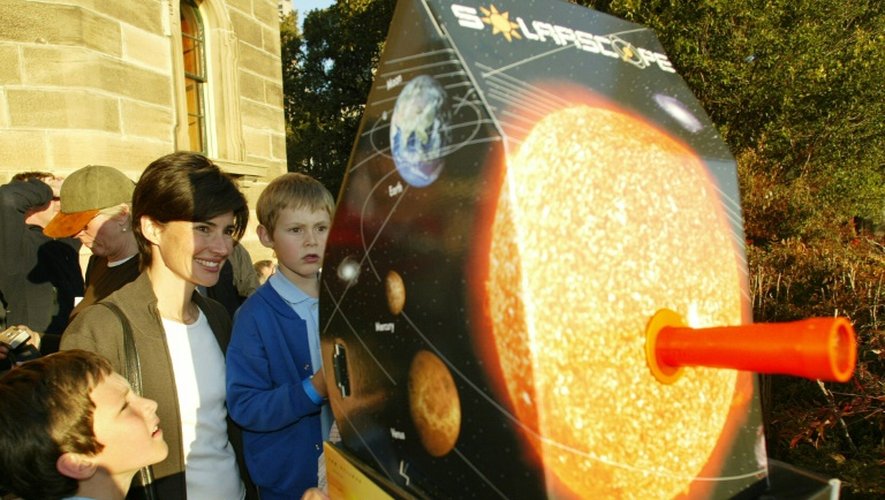 Une mère et ses enfants regardent à travers un solarscope près de l'Observatoire de Sydney le 8 juin 2004