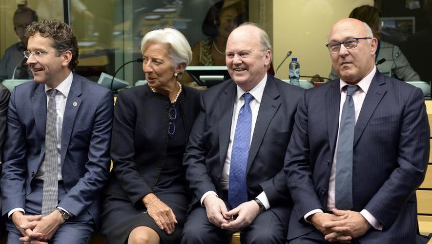 Le président de l'Eurogroupe Jeroen Dijsselbloem, la directrice générale du FMI Christine Lagarde, les ministres irlandais Michael Noonan et français des Finances Michel Sapin (de g à d) à Bruxelles le 25 juin 2015