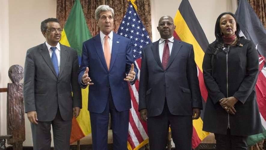John Kerry (2e à gauche), le ministre des Affaires étrangères éthiopien Tedros Adhanom (g), la ministre des Affaires étrangères Amina Mohamed (d) et le ministre des Affaires étrangères ougandais Sam Kutesa (2e à droite)à Addi