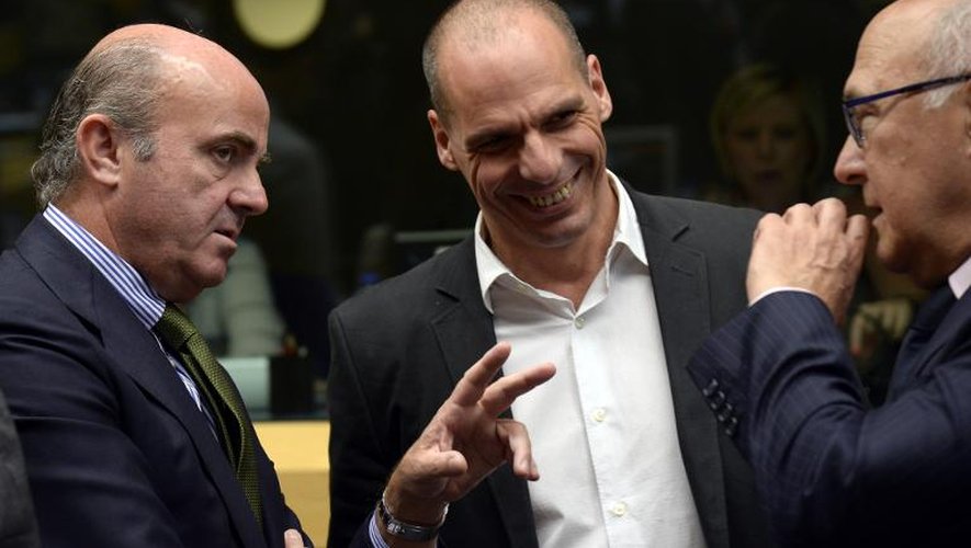 Le ministre grec des Finances Yanis Varoufakis (c) avec ses homologes espagnol Luis De Guindos (g) et français Michel Sapin à Bruxelles le 25 juin 2015