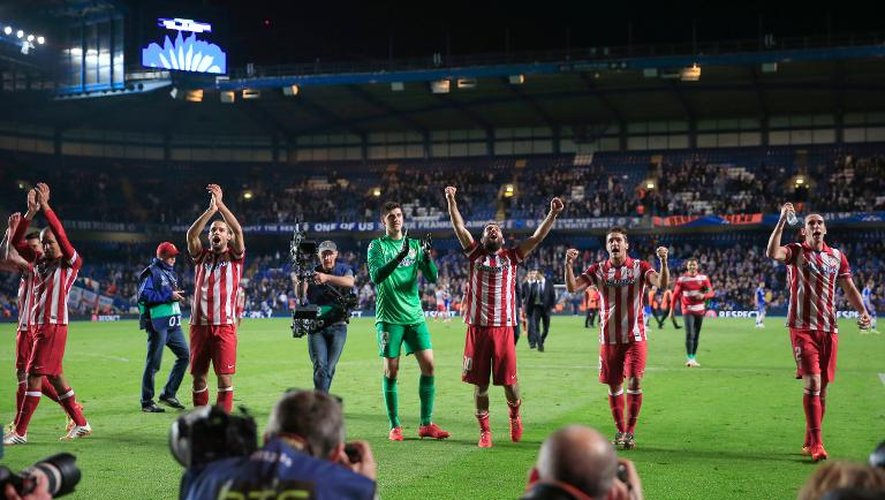 Les joueurs de l'Atletico Madrid saluent leurs supporteurs après avoir éliminé Chelsea en demi-finale retour de la Ligue des champions au stade de Stamford Bridge, le 30 avril 2014