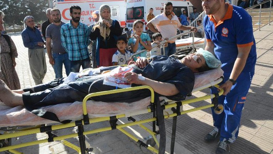 Une femme blessée emmenée dans l'hôpital de Suruc, en Turquie, après une attaque suicide dans la ville de Kobane en Syrie