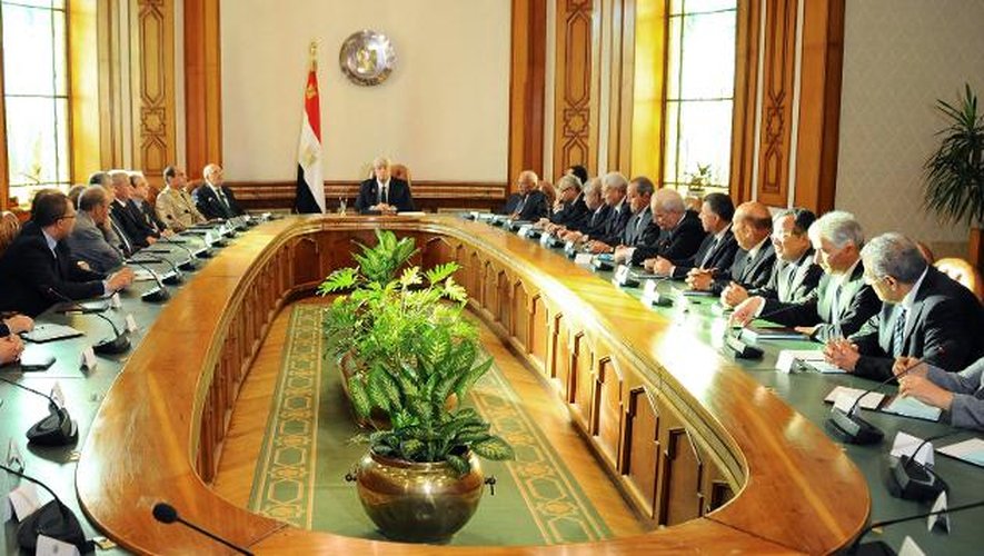 Le nouveau gouvernement intérimaire égyptien du président par intérim Adly Mansour (c) le 16 juillet au Caire
