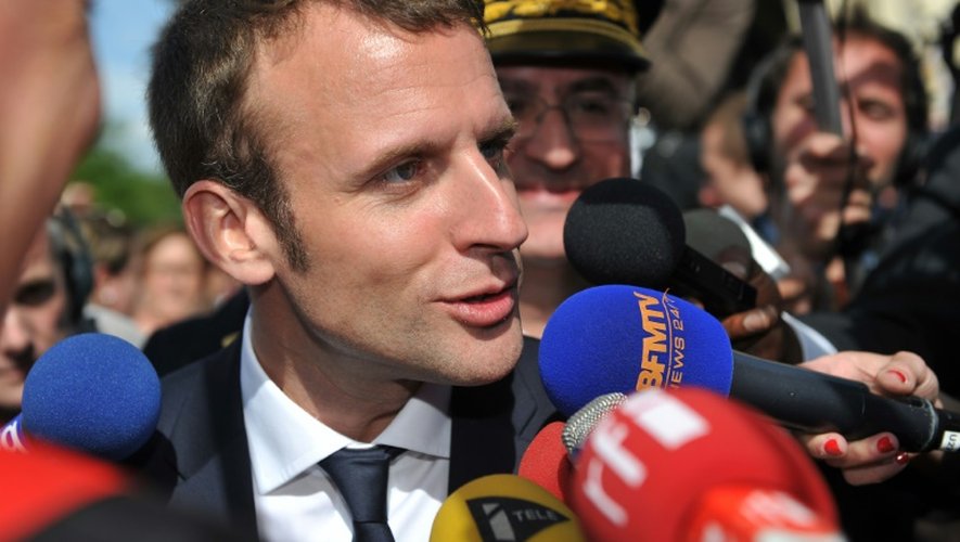 Emmanuel Macron parle à la presse pendant les "fêtes johanniques" d'hommage à Jeanne d'Arc à Orléans le 8 mai 2016