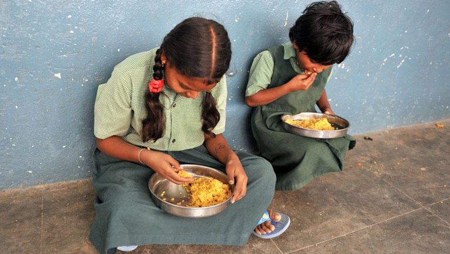 Des enfants en train de manger dans une école en Inde, en 2012