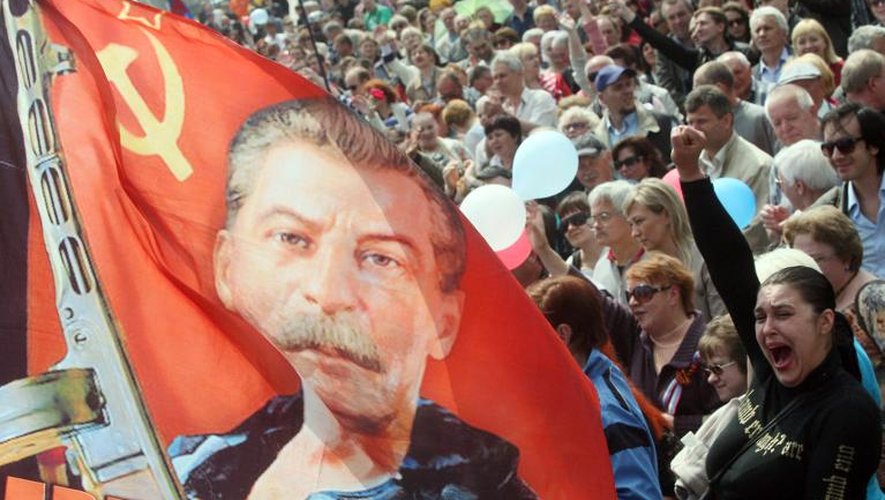 Portrait de Staline portant un fusil-mitrailleur assorti du slogan "mort au fascisme" brandi durant un rassemblement du "Bloc russe" à Donetsk, dans l'est de l'Ukraine, le 1er mai 2014