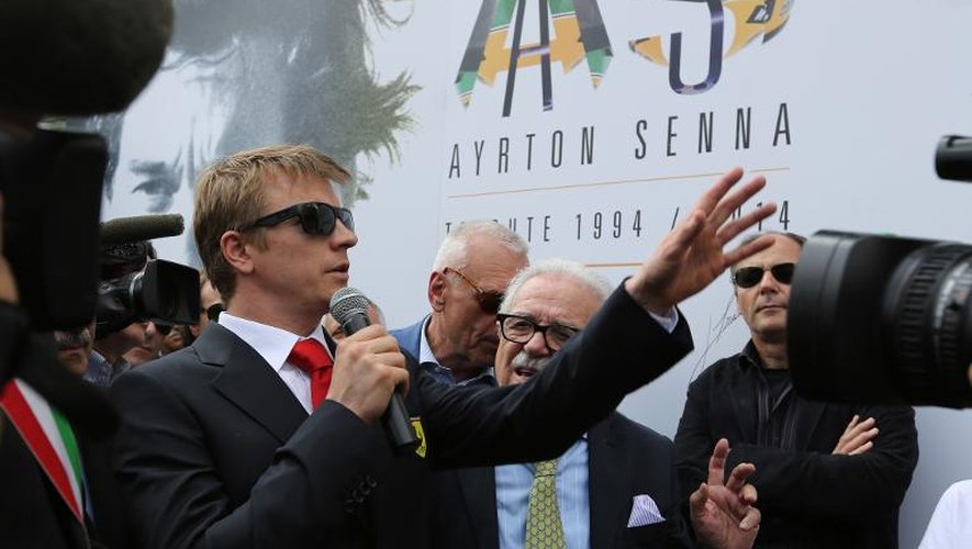 Le pilote finlandais de F1 Kimi Raikkonen (à gauche) rend hommage au Brésilien Ayrton Senna lors d'une cérémonie pour commémorer le 20e anniversaire de sa mort  sur le circuit d'Imola le 1er mai 2014