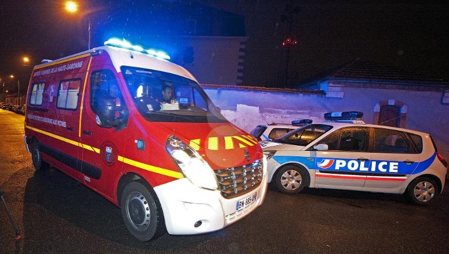 Une ambulance et un véhicule de police, le 21 mars 2012
