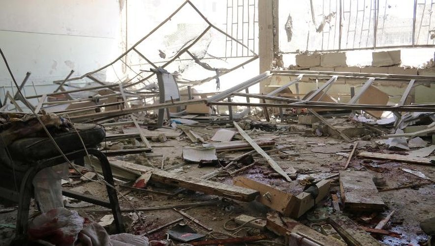Des taches de sang sont visibles dans cette salle de classe détruite à l'Alep après un raid aérien attribué à l'armée syrienne, le 30 avril 2014