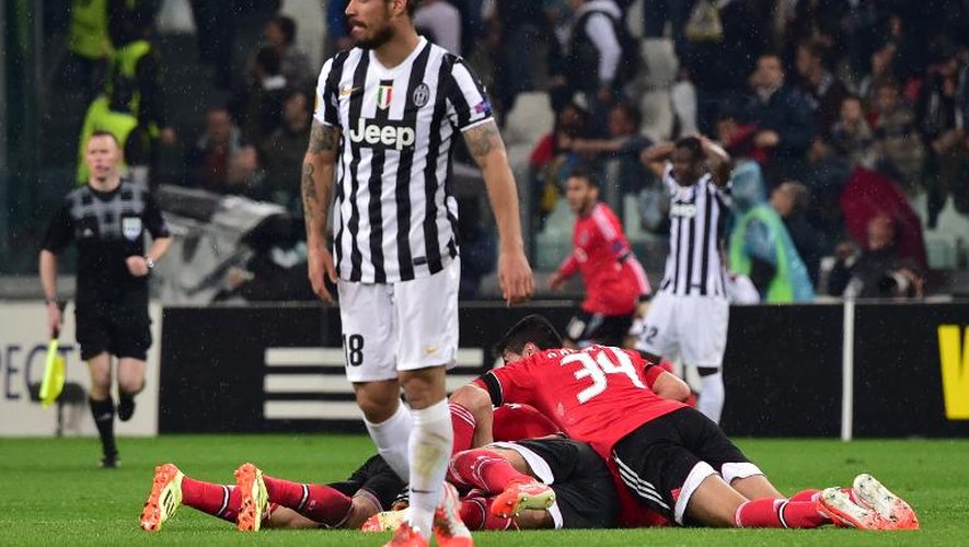 L'attaquant de la Juventus Turin Pablo Osvaldo (au centre) dépité devant la joie des joueurs du Benfica Lisbonne, qualifiés pour la finale de la C3 après Juventus-Benfica le 1er mai 2014 à Turin