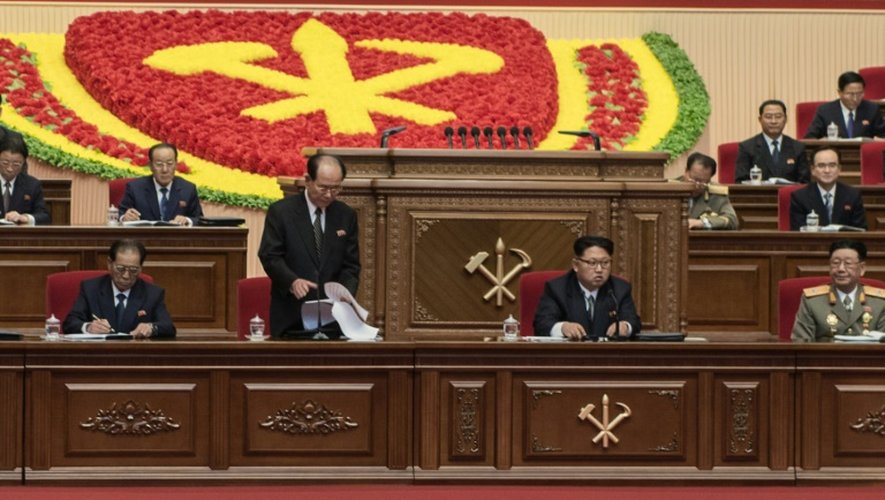 Le leader nord-coréen Kim Jong-Un(c) au congrès du Parti des travailleurs à Pyongyang, le 9 mai 2016