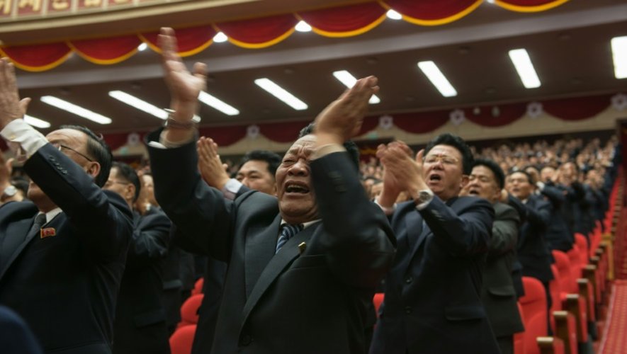 Les délégués du congrès du Parti des travailleurs applaudissent Kim Jong-Un à Pyongyang, le 9 mai 2016